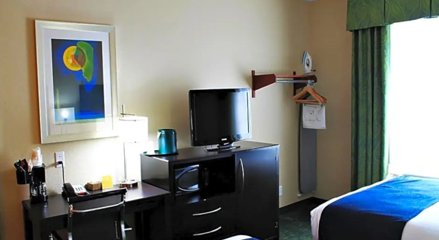 Четырёхместный номер Standard Cityview Inn & Suites Downtown /RiverCenter Area