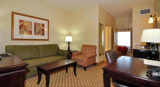 Четырёхместный люкс c 1 комнатой Country Inn & Suites by Radisson, Conway, AR