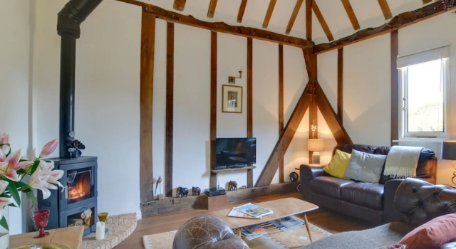 Converted Barn With Excellent Wooden Beams, High Ceiling and a Cosy Terrace, 예약 호텔 Sandwich Kent