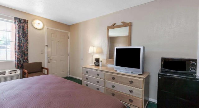 Howard Johnson by Wyndham Bakersfield, Buchen Sie Hotel SPA-Hotels in Bakersfield, SPA