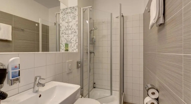 Кровать в общем номере (женский номер) MEININGER Hotel Hamburg City Center