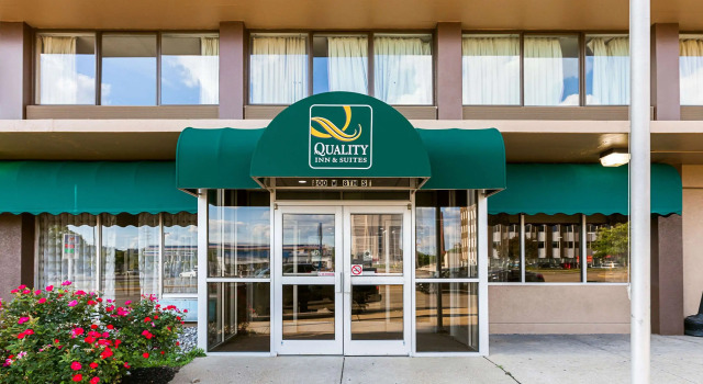 Quality Inn & Suites Cincinnati Downtown Area, Забронировать Отель Отели Цинциннати с парковкой, рядом с 25 East Seventh Street, Парковка