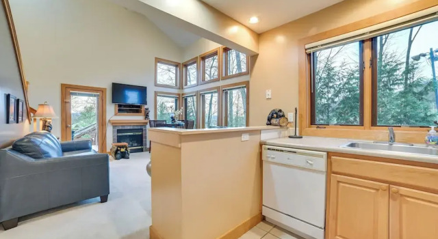 Slopeside Boyne Mtn Resort Condo w/ Deck!, Rezerwuj Ośrodek wypoczynkowy Boyne Falls Michigan