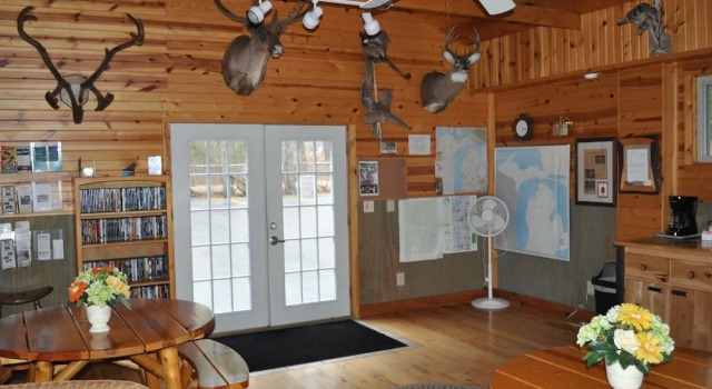 Red Moose Lodge, Prenota Hotel Baldwin Michigan
