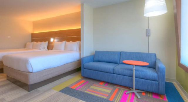 Люкс Deluxe Holiday Inn Express & Suites Tulsa Midtown by IHG