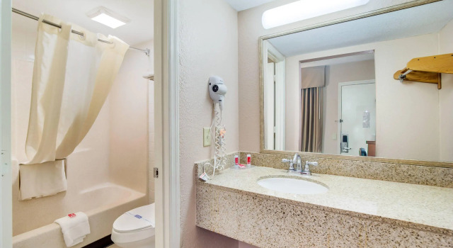 Четырёхместный номер Standard Econo Lodge Walterboro I-95