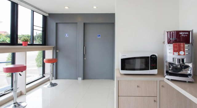 Hop Inn Sakon Nakhon, Varaa Hotelli Hotellit North-Eastern Thailand pysäköinnillä, Pysäköinti