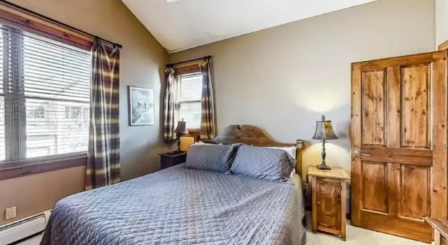 3 Bedroom Townhome in Downtown Breckenridge, off Main Street With Pool, and Hot Tubs, Rezerwuj Dom wakacyjny Hotele w Vail Ski z basenem, Basen
