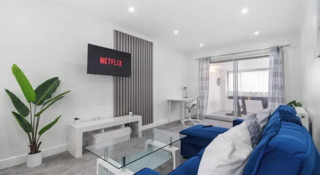 Staines House-3bed-sleeps7- Freep-close to Airport, Забронировать Дом для отпуска Отели High Weald с парковкой, Парковка