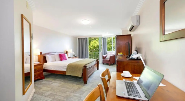 Трёхместный номер Standard Burnett Riverside Hotel