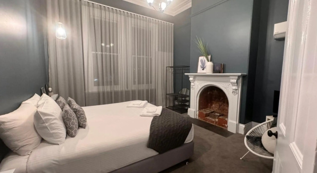 Entire Townhouse in Heart of Echuca's Port CBD - 15 guest capacity, Book Pension Gæstehuse i Echuca, Pension