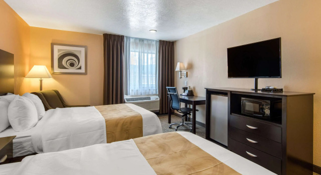 Четырёхместный номер Standard Quality Inn & Suites Albuquerque North near Balloon Fiesta Park