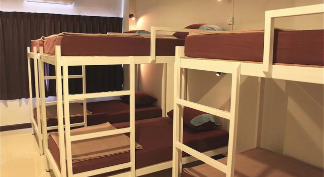 Кровать в общем номере Ananas Central Phuket Hostel