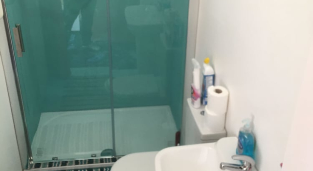 Люкс Superior PAIGNTON S ONLY Ground floor Garden 2 Bedroom Apartment in front of the Pier & your Very own Private FREE Car space ,2 Double beds , 2 Single Beds , Kitchen , Air Fryer , 50 Blue ray Films ,Hotel Reception to Greet & Happily Help you