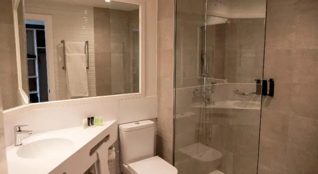 Трёхместный номер Standard с балконом URH Sitges Playa