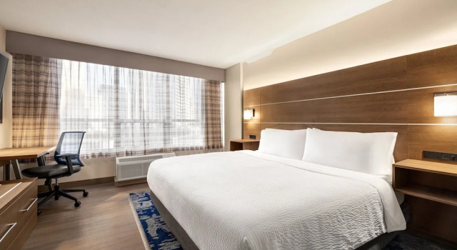 Люкс c 1 комнатой с видом на город Holiday Inn Express Vancouver-Metrotown