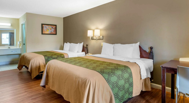 Четырёхместный номер Standard Econo Lodge Inn & Suites Southeast