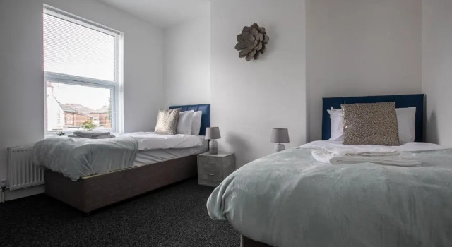 Central Location & Spacious Family & Contractors & Free Parking, Забронировать Отель Дерби Дербишир