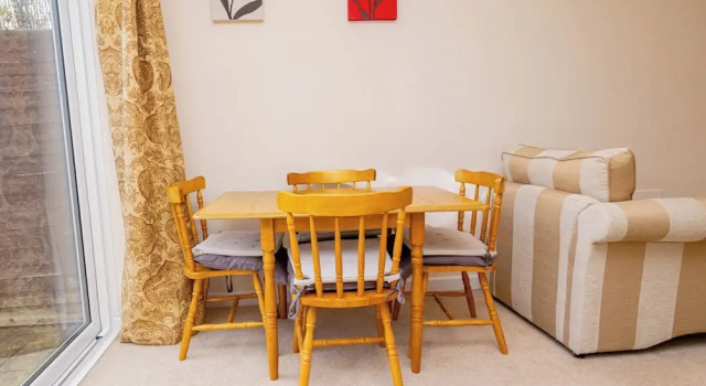 3 Bed - Sleeps 4 - Free Parking - Private Garden, Забронировать Дом для отпуска Уэллингборо Нортгемптоншир