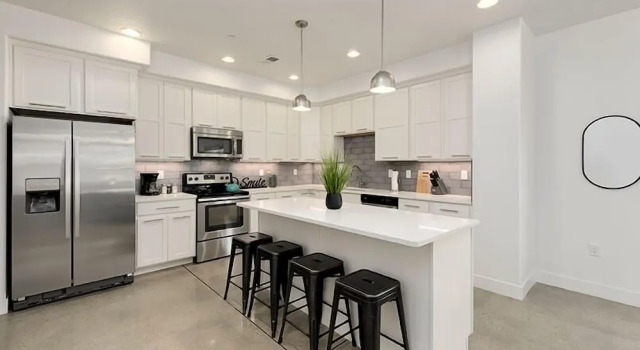 Номер Standard Gorgeous Townhome steps from the Brewery District!