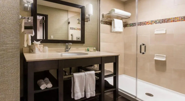 Двухместный номер Executive Crowne Plaza Shenandoah - Woodlands Area by IHG