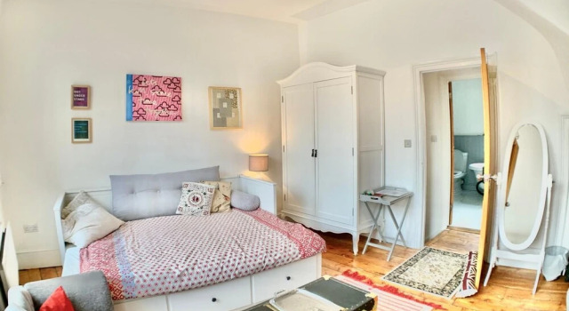 NEW Charming 1BD House With Patio in London, Забронировать Отель Хокни Лондон, рядом с Stoke Newington Station