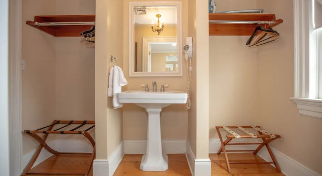 Двухместный люкс с видом на воду Compass Rose Inn
