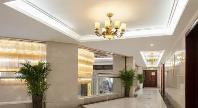 Luoshan Junfu Hotel
