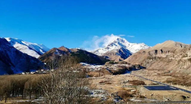 Четырёхместный номер Standard с балконом Отель Kazbegi Inn