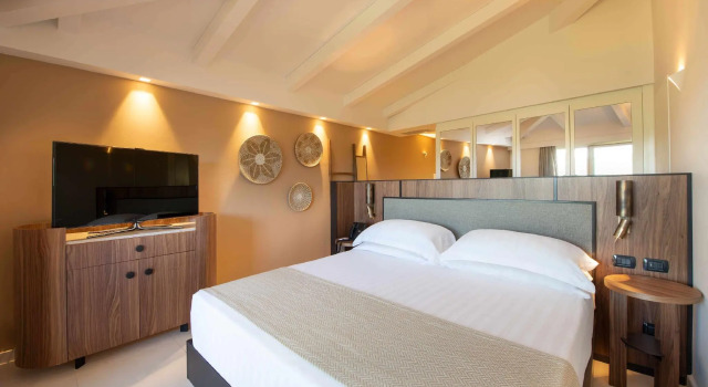 Baia Chia - Chia Laguna Resort, จอง รีสอร์ท Domus de Maria Sardinia South, ใกล้ Su Giudeu Beach