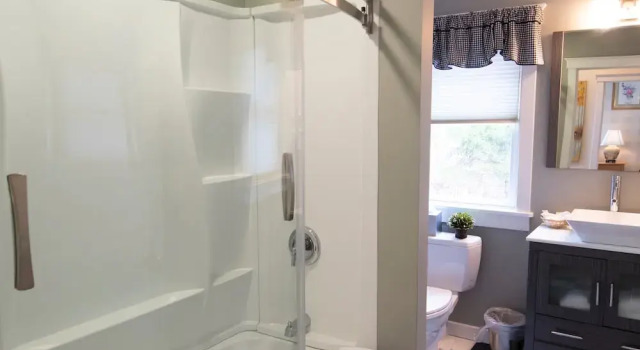 Коттедж Luxury 6Br Solitude Village- Indoor Bball Court, Private Tub Home