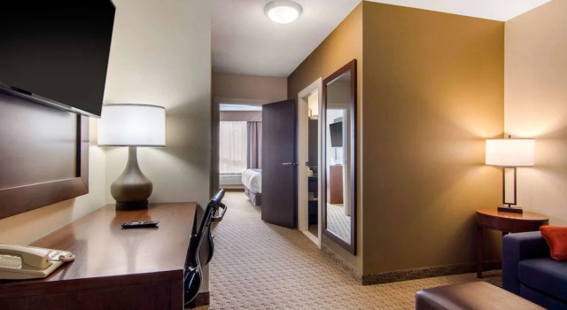 Номер Business Comfort Inn & Suites
