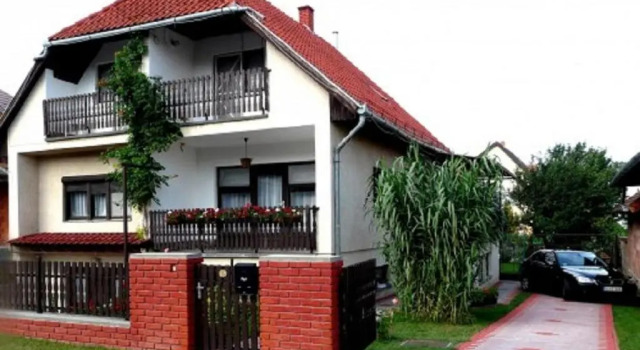 Коттедж с 5 комнатами Margo Apartman