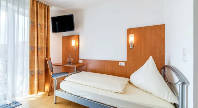 Трёхместный номер Comfort с балконом Gasthaus Hotel Ostermeier