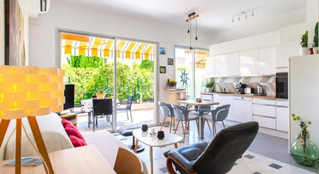 Апартаменты Air-Conditioned Apartment With Furnished Terrace & Parking Rated 3 Stars
