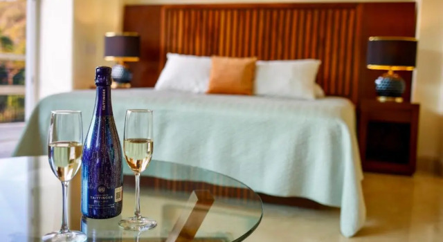 Номер Standard Luxury Waterfall Suite overlooks the impressive 60 feet high waterfall