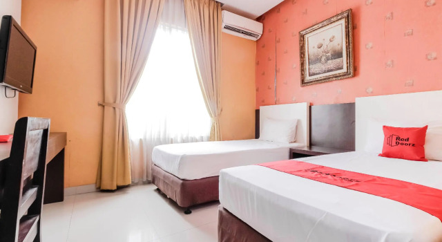 Номер Deluxe RedDoorz at La Mega near Pasar Pagi Cirebon