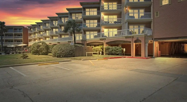 Victorian With A View 3 Bedroom Condo, Забронировать Отель Галвестон Texas Gulf Coast, рядом с Рыболовный пирс на 61-й улице