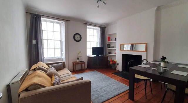 Lovely 2 Bedroom Flat in the Heart of the City, Забронировать Апартаменты/квартира Отели Эдинбурга с парковкой, рядом с Памятник Вальтеру Скотту, Парковка