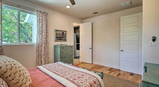 Коттедж Walk to Lake Austin: Spacious Getaway w/ Patio