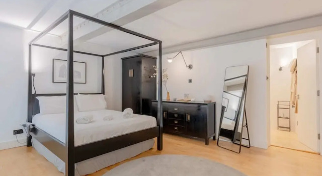 Апартаменты Chic 1BD Maisonette W/hot Tub, King's Cross!