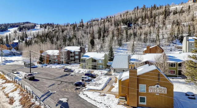 Walk to Giant Steps: Mtn Retreat w/ Hot Tub Access, Rezerwuj Apartament Hotele w Iron County z parkingiem, Parking