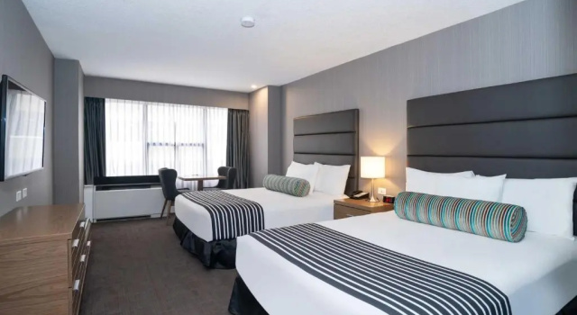Четырёхместный номер Standard Sandman Signature Calgary Downtown Hotel