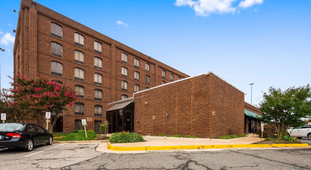 Кровать в общем номере Best Western Springfield