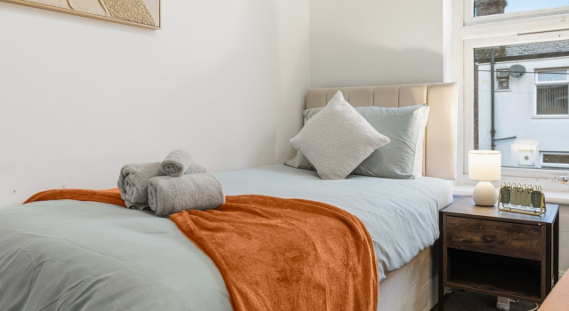 House - Sleeps 6 - On Street Parking, Забронировать Отель Отели Англии 3 звезды, 3*