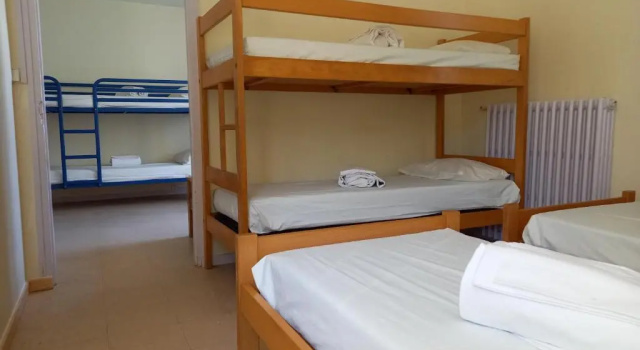 Кровать в общем номере (женский номер) Auberge de jeunesse HI Poitiers