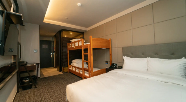 Четырёхместный номер Deluxe Golden Tulip Ever Yongin Hotel