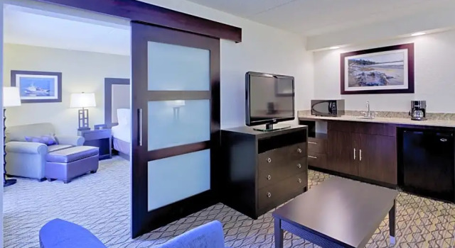 Двухместный люкс c 1 комнатой Holiday Inn Express Baltimore BWI Airport West by IHG