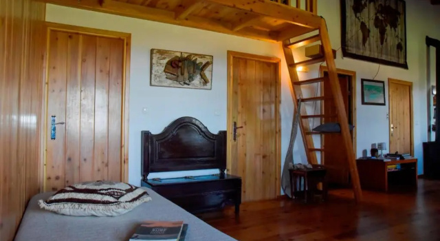 Кровать в общем номере Caldeira Guesthouse