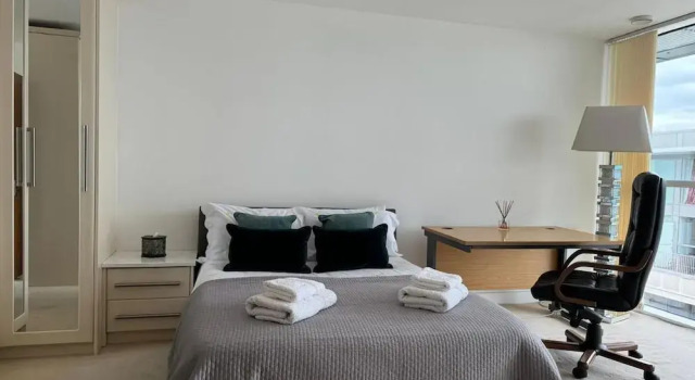 Royal Docks Luxury 3 Bedroom Apartment
